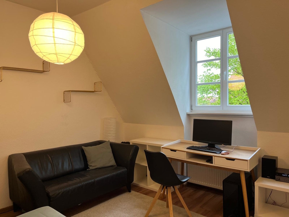 Dachgeschosswohnung in Stadtlage - Wohnen/Schlafen