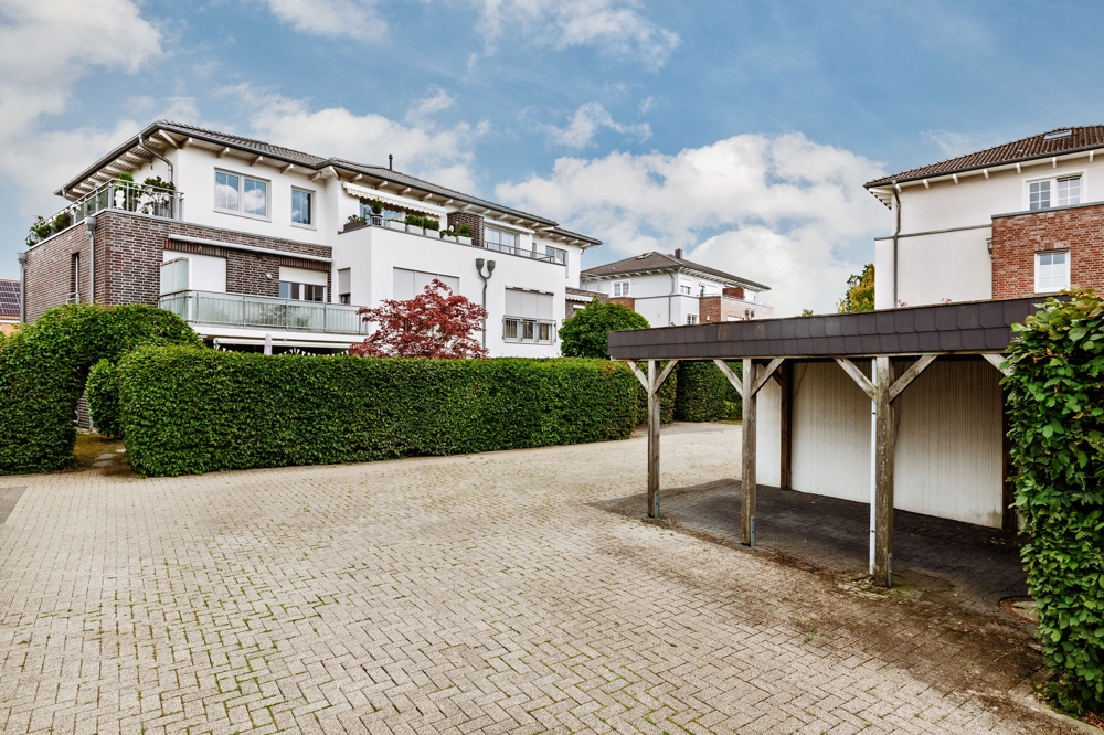 Licht, Platz und kurze Wege: 4-Zimmer-Wohnung in Oedeme - Ansicht mit Stellplätzen