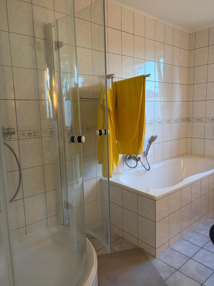 Familienfreundliches Einfamilienhaus - Badewanne und Dusche