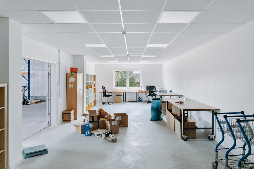 * Hallen - und Bürogebäude * - Arbeitsraum am Hochregallager
