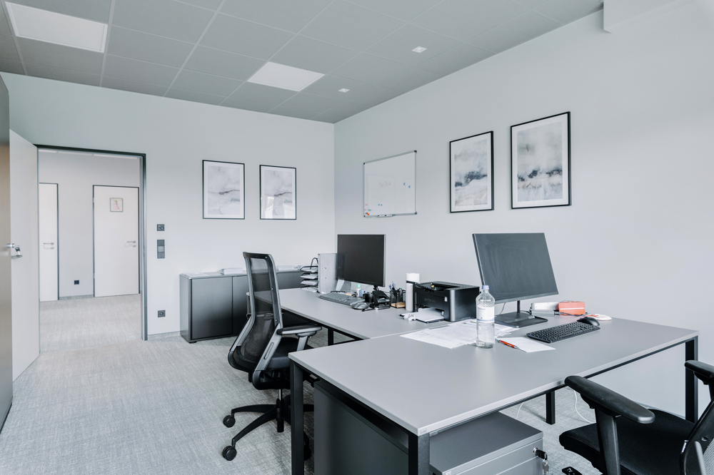 * Hallen - und Bürogebäude * - Büro