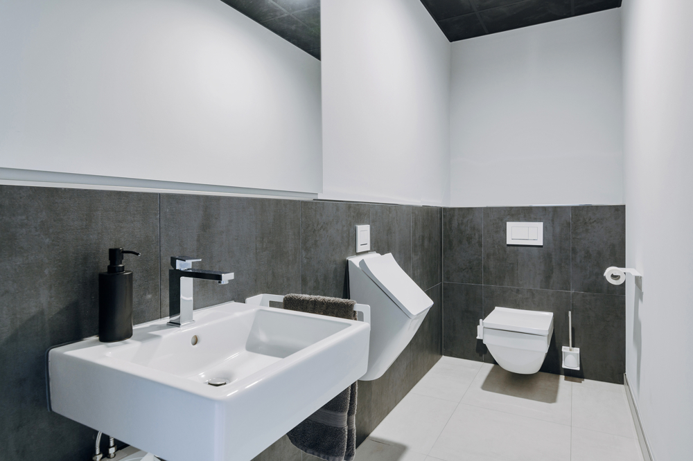 * Hallen - und Bürogebäude * - WC