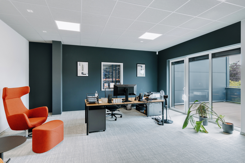 * Hallen - und Bürogebäude * - Büro