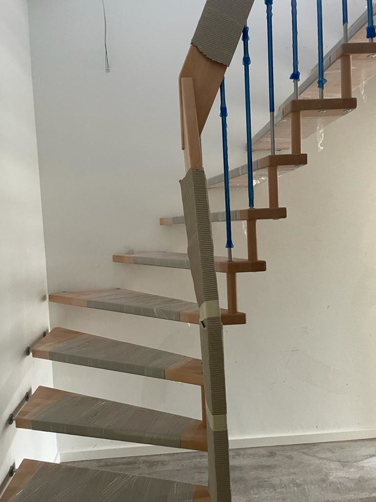 Moderne Maisonette-Wohnung - Treppe ins Studio
