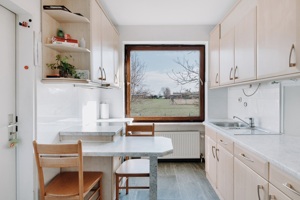 Festpreis - Großes Grundstück, Feldblick & Kamin – Einfamilienhaus in Scharnebeck! - Küche mit Speisekammer