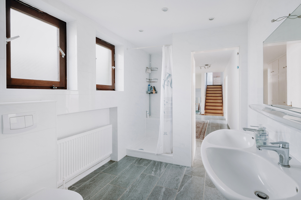 Festpreis - Großes Grundstück, Feldblick & Kamin – Einfamilienhaus in Scharnebeck! - Helles Duschbad
