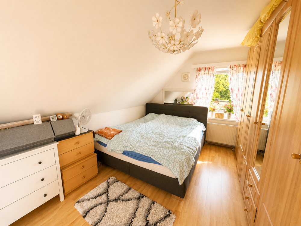 Rohdiamant in Reppenstedt: Haus mit 800 m² Traumgarten - Schlafzimmer