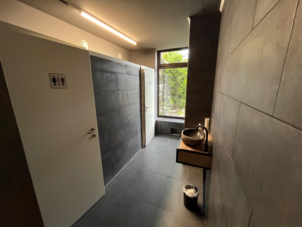 * Fitnessstudio mit Sauna- und Hotelmöglichkeit * - Toiletten