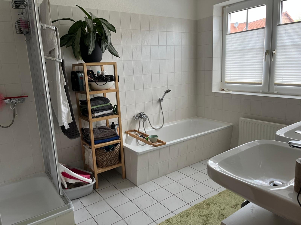 Neues Zuhause mit Balkon, Terrasse und Garten - Wohlfühlbad
