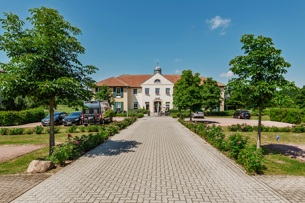 Einmalige Traumlage direkt am Golfplatz - Zufahrt Stellplatz