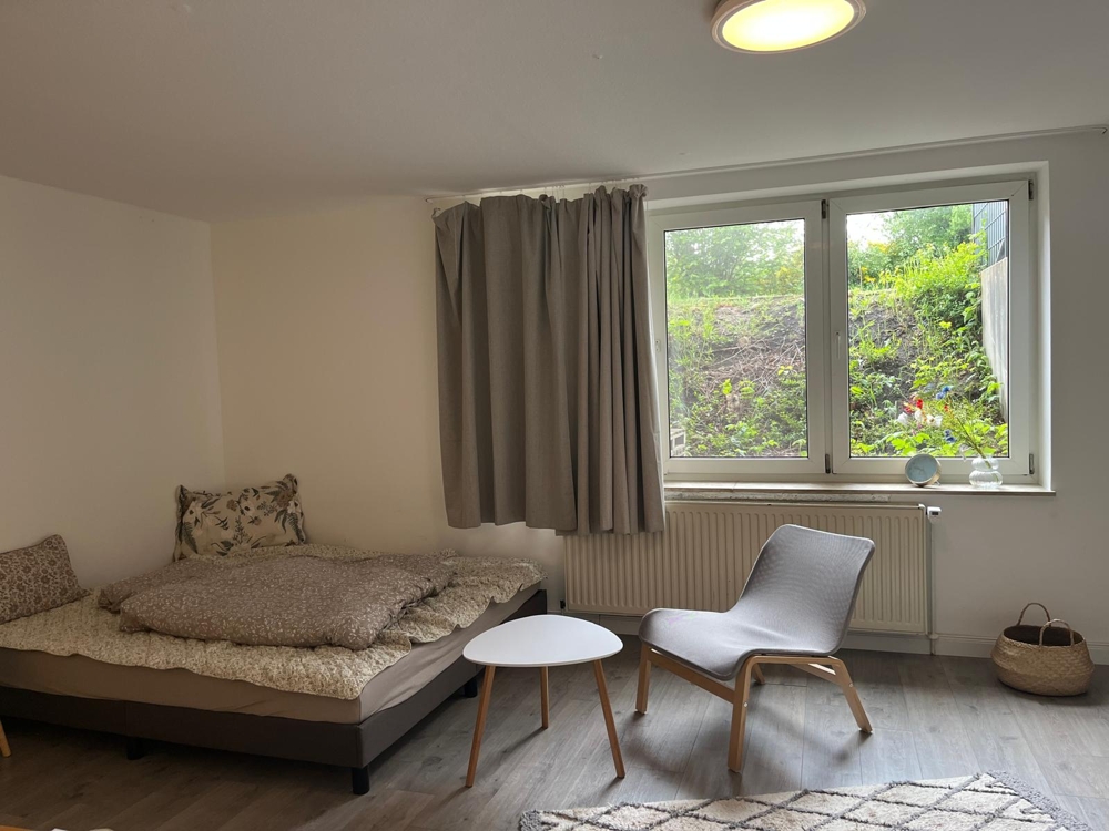 Ruhige Single-Wohnung im Souterrain - Wohnen/Schlafen
