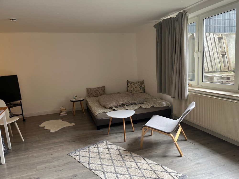 Ruhige Single-Wohnung im Souterrain - Wohnen/Schlafen