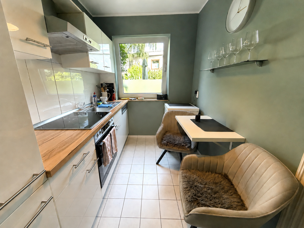 Vermietete 2-Zimmer-Wohnung in Adendorf auf Erbbaurecht - Helle Küche mit Sitzbereich