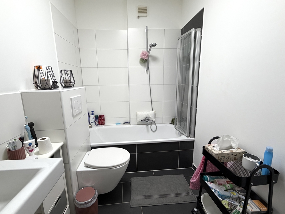 Vermietete 2-Zimmer-Wohnung in Adendorf auf Erbbaurecht - Modernes Badezimmer