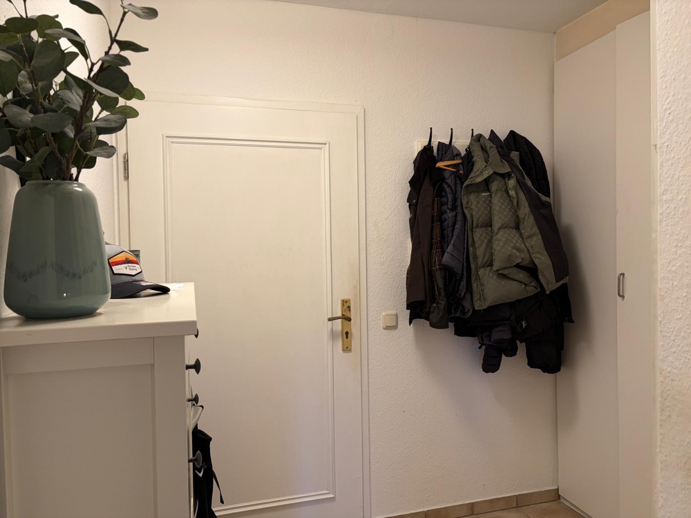 Hier wohnt es sich gut - Flur mit Einbauschrank