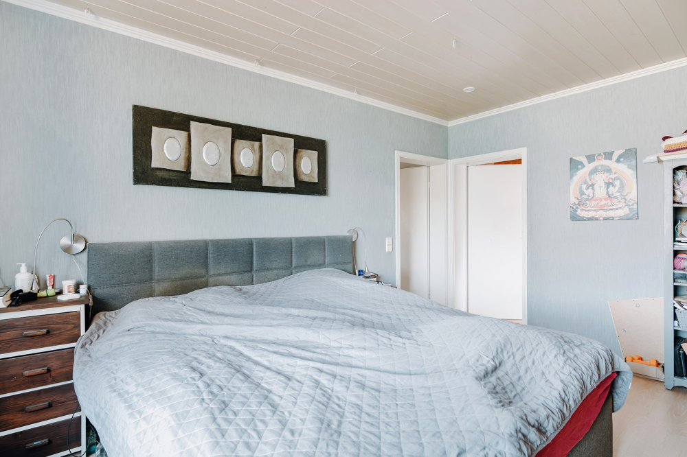 Ein- bis Zweifamilienhaus auf großem Grundstück mit Entwicklungspotenzial! - Schlafzimmer im Erdgeschoss