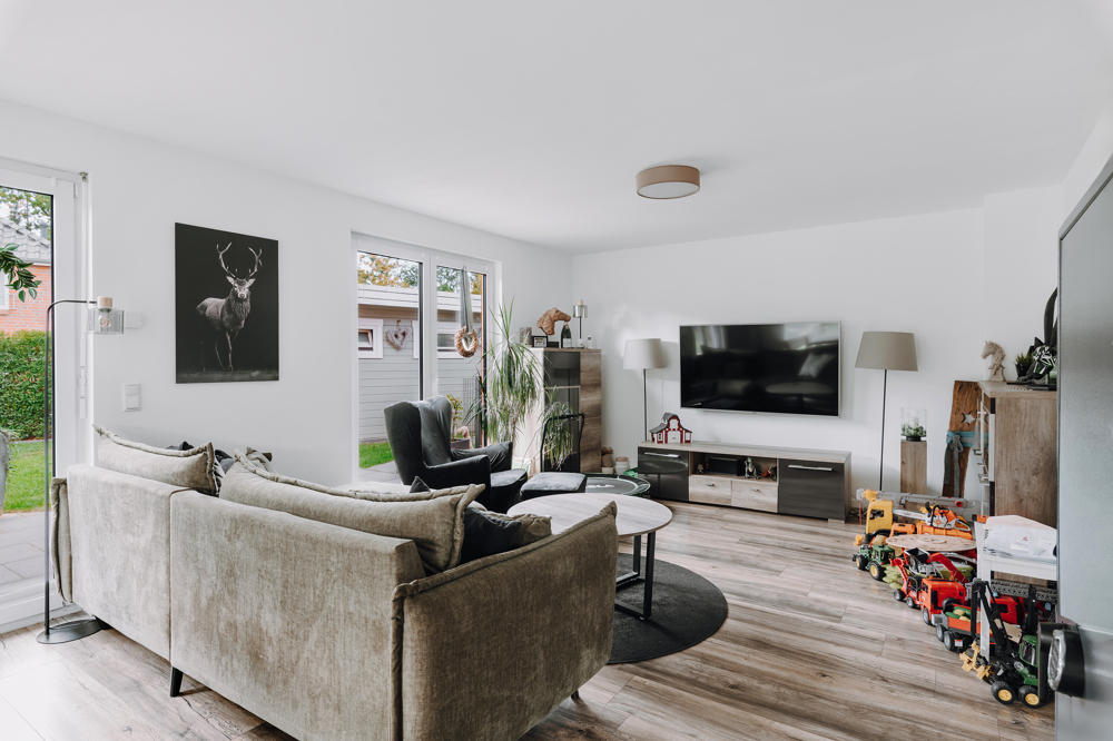 Modernes Wohnglück mit Wintergarten in Boltersen - Wohnzimmer