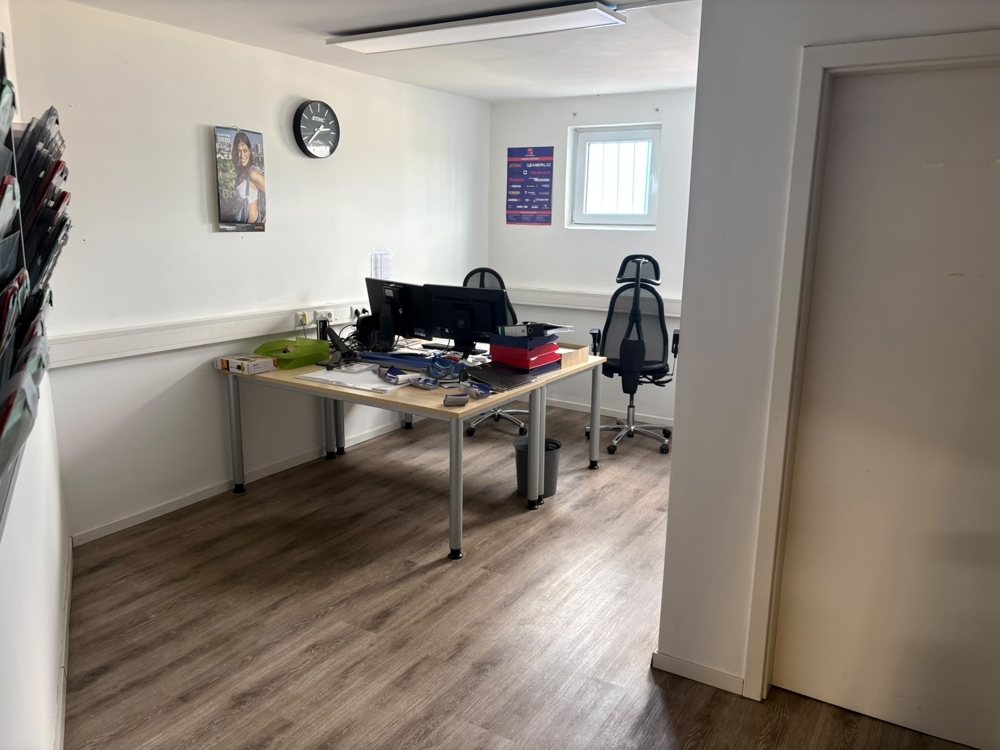 * Halle mit Grundstücksfreifläche * - Büro