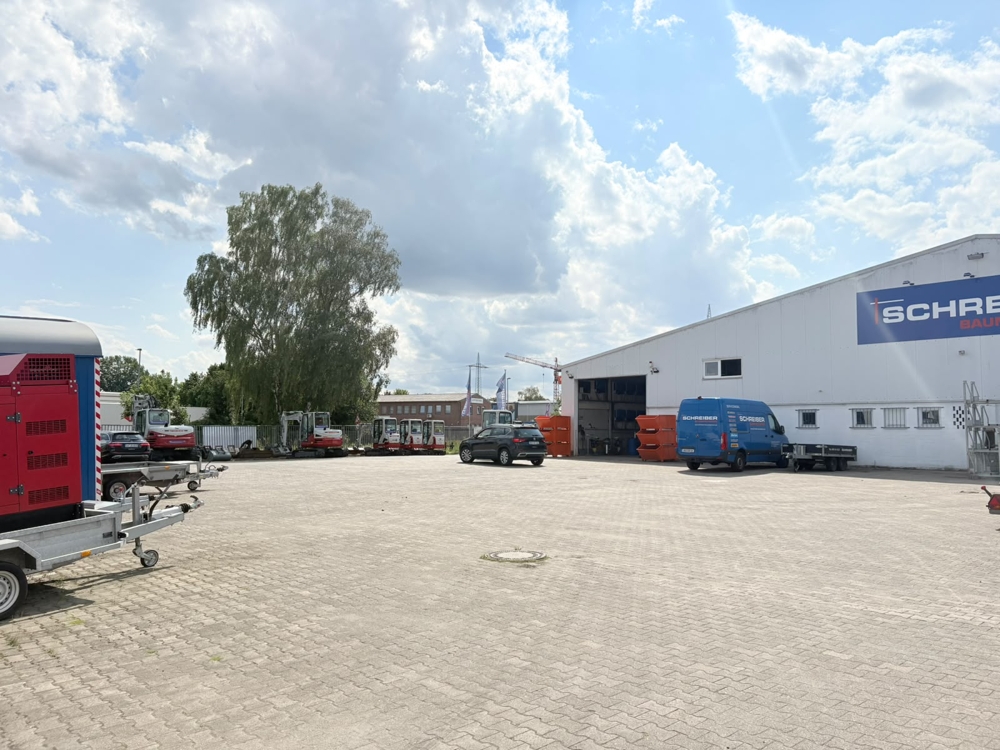 * Halle mit Grundstücksfreifläche * - Freifläche