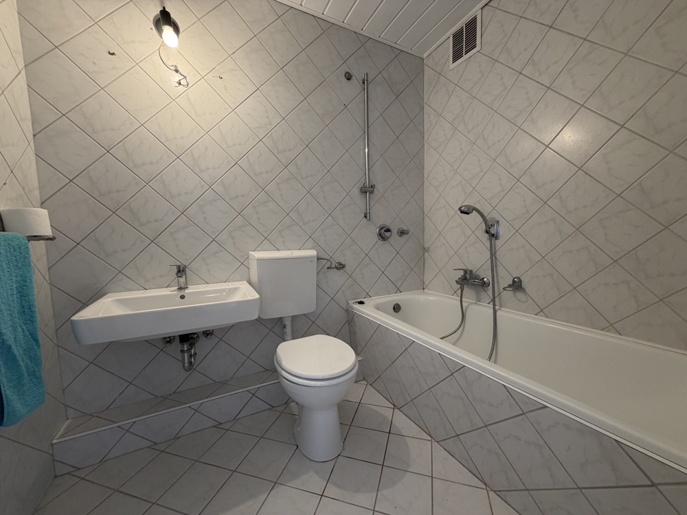 Licht, Lage, Balkon – charmante 3-Zimmer-Wohnung - Badezimmer