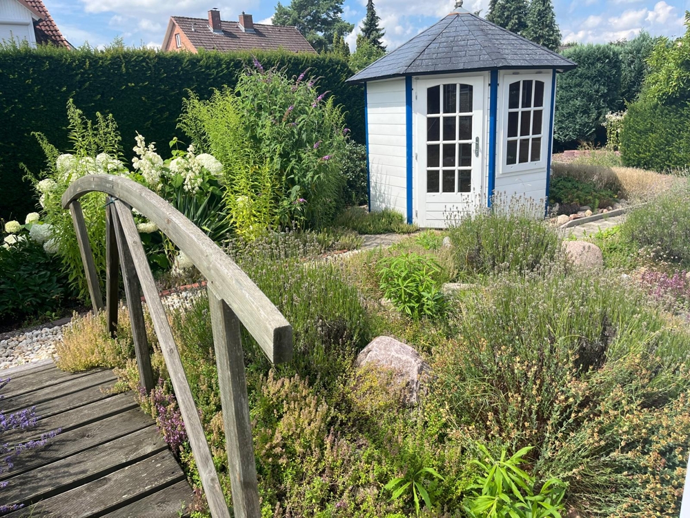 Einfamilienhaus mit Potenzial - Garten mit Pavillon (2)