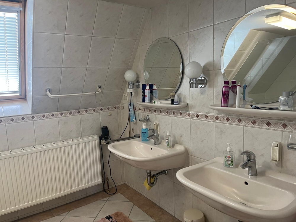 Einfamilienhaus mit Potenzial - Duschbad1