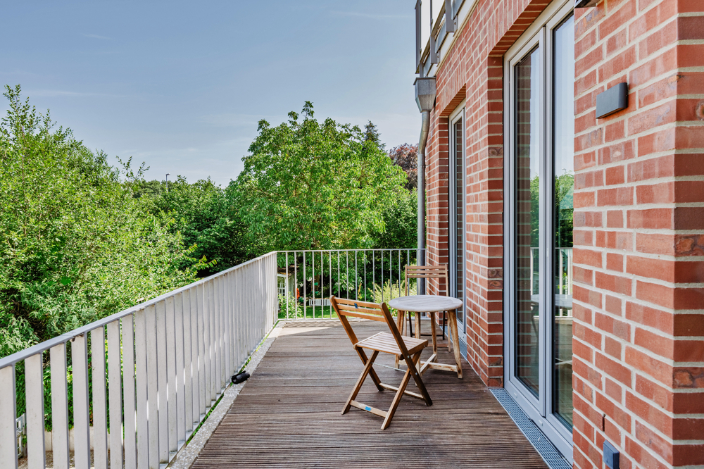 Lichtdurchflutet und energieeffizient: 2-Zimmer Wohnung im Roten Feld - Balkon mit Platz zum Verweilen