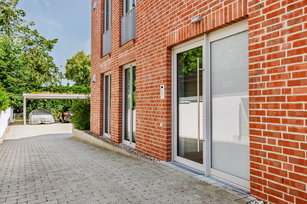 Lichtdurchflutet und energieeffizient: 2-Zimmer Wohnung im Roten Feld - Gepflegter Hauseingang