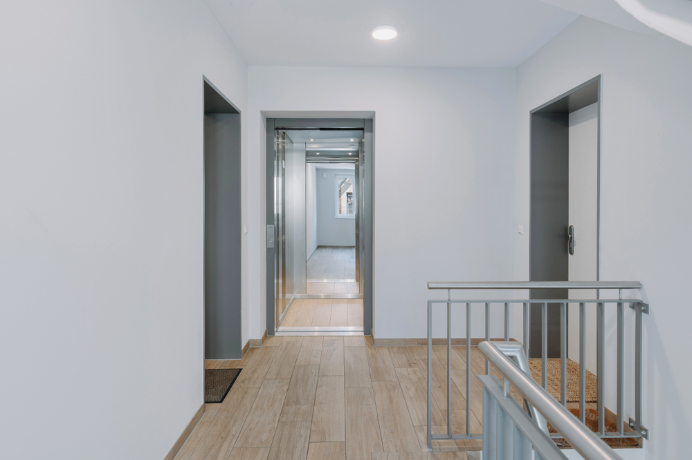 Lichtdurchflutet und energieeffizient: 2-Zimmer Wohnung im Roten Feld - Treppenhaus mit Aufzug