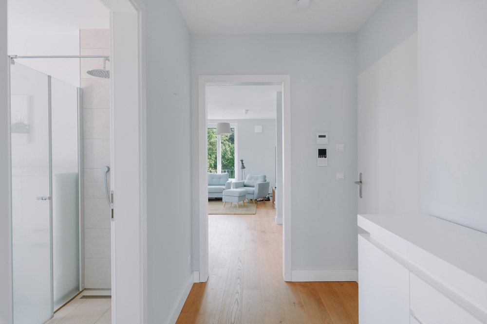 Lichtdurchflutet und energieeffizient: 2-Zimmer Wohnung im Roten Feld - Flur mit Eichenparkett