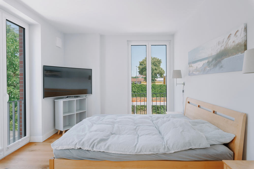 Lichtdurchflutet und energieeffizient: 2-Zimmer Wohnung im Roten Feld - Freundliches Schlafzimmer
