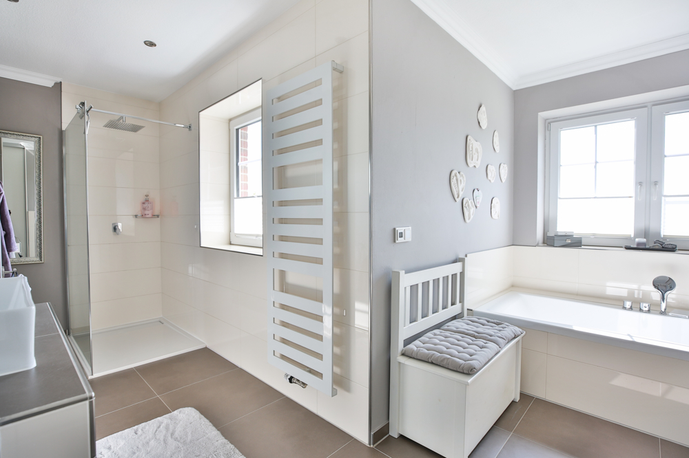 Wunderschönes und modernes Einfamilienhaus mit Pool in Südergellersen! - Exklusives Vollbad