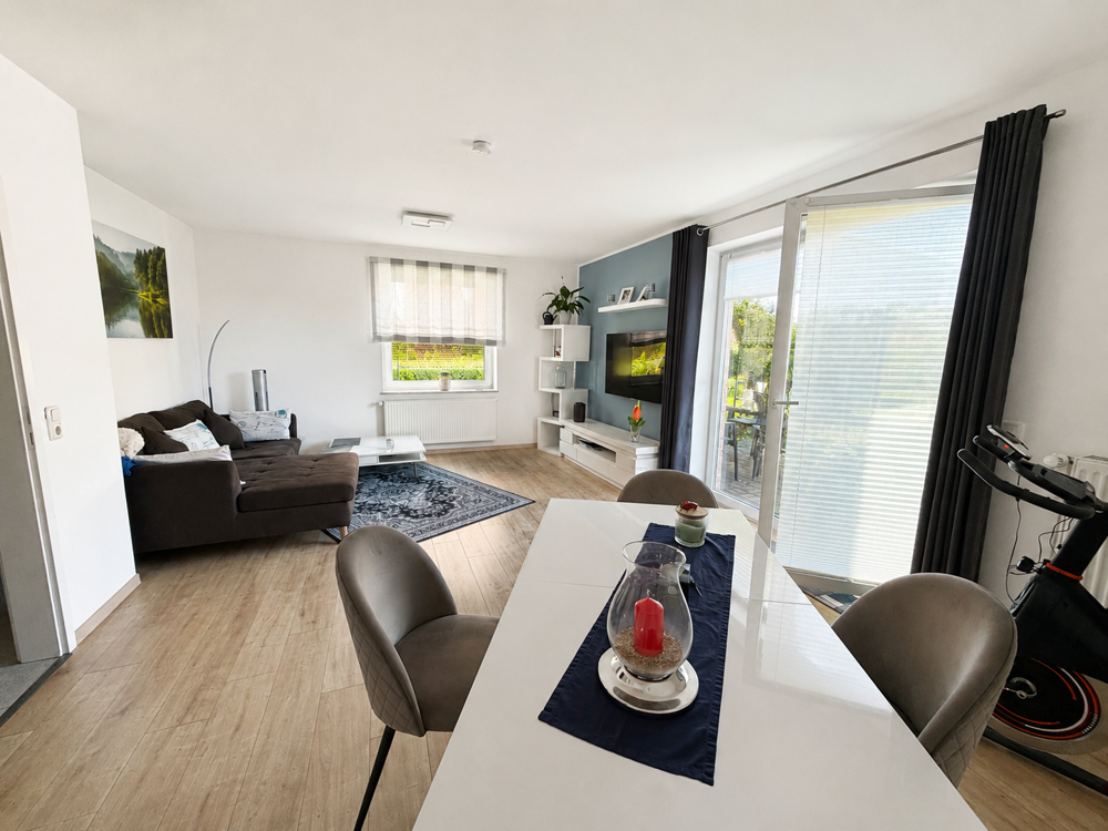 Modernes und gut vermietetes Zweifamilienhaus - Wohnzimmer EG