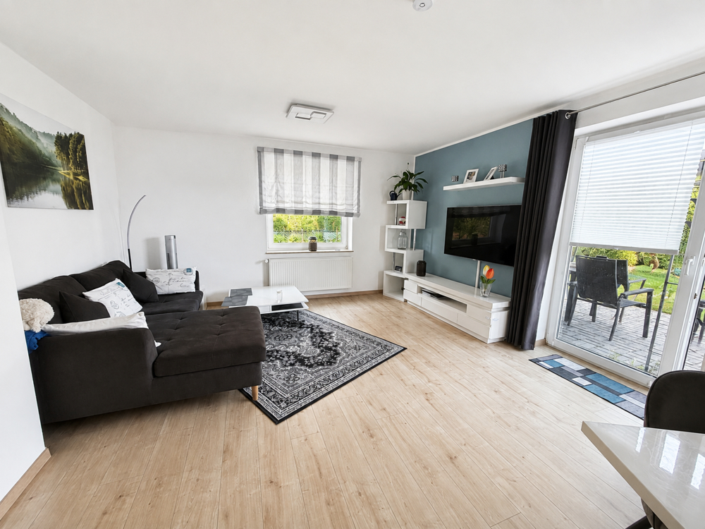 Modernes und gut vermietetes Zweifamilienhaus - Wohnzimmer EG