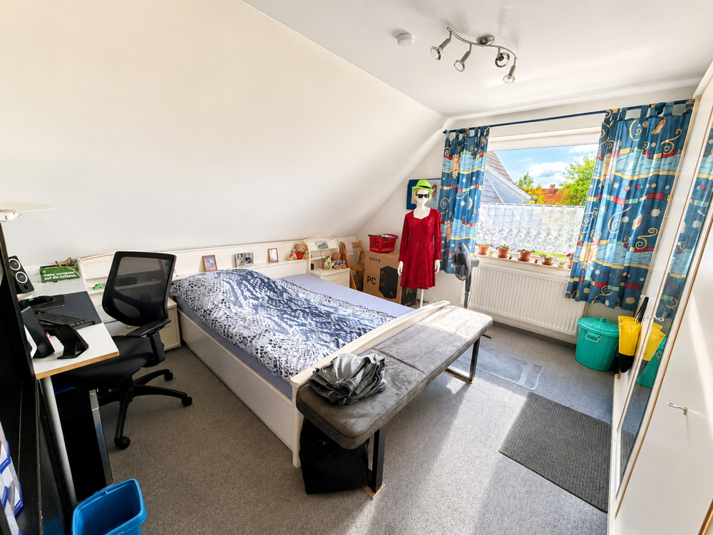Modernes und gut vermietetes Zweifamilienhaus - Schlafzimmer OG