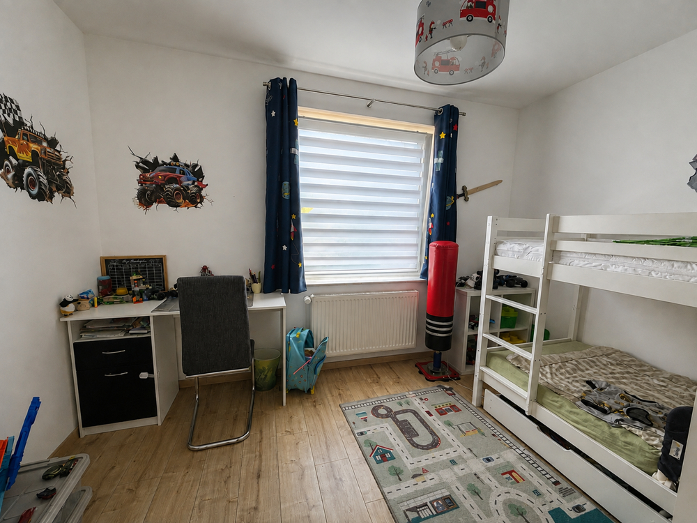 Modernes und gut vermietetes Zweifamilienhaus - Kinderzimmer EG