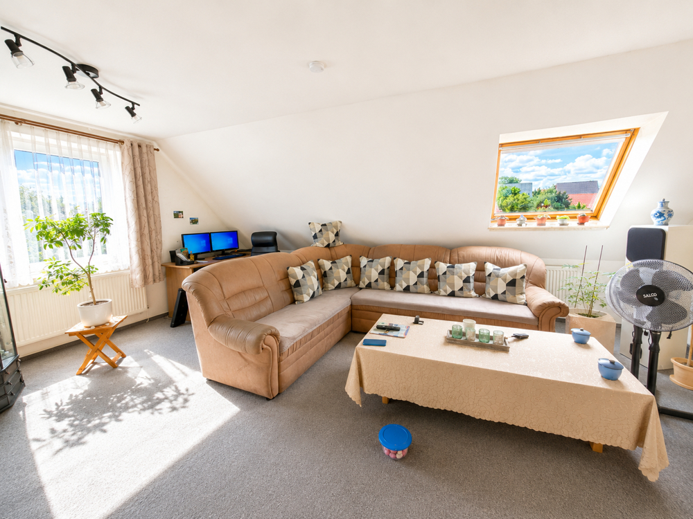 Modernes und gut vermietetes Zweifamilienhaus - Wohnzimmer OG