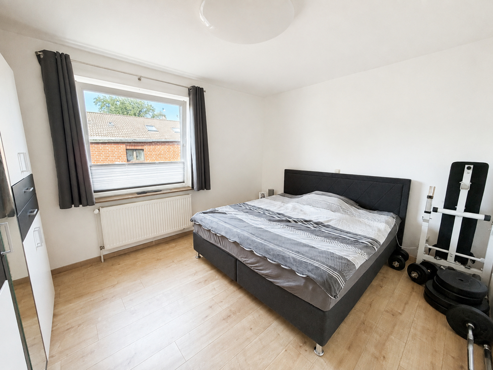 Modernes und gut vermietetes Zweifamilienhaus - Schlafzimmer EG