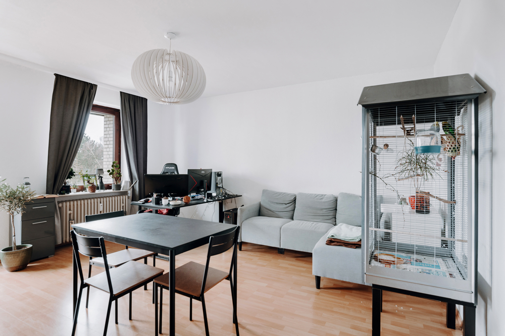 Gut vermietete 2-Zimmer-Wohnung mit Balkon & Aufzug - Wohnzimmer