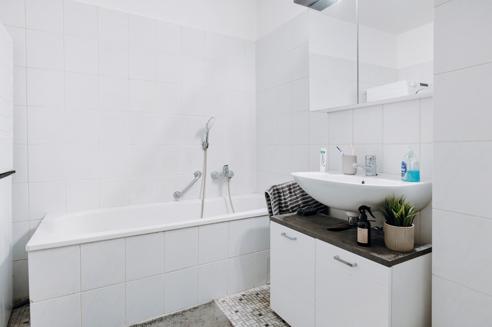 Gut vermietete 2-Zimmer-Wohnung mit Balkon & Aufzug - Bad