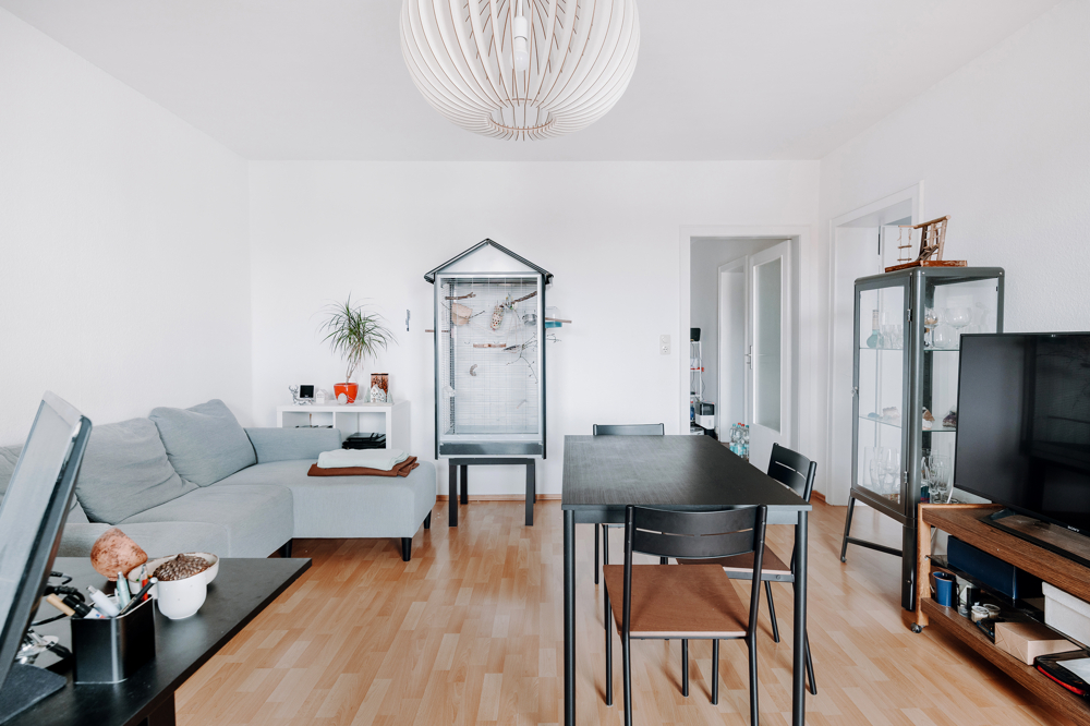 Gut vermietete 2-Zimmer-Wohnung mit Balkon & Aufzug - Wohnzimmer