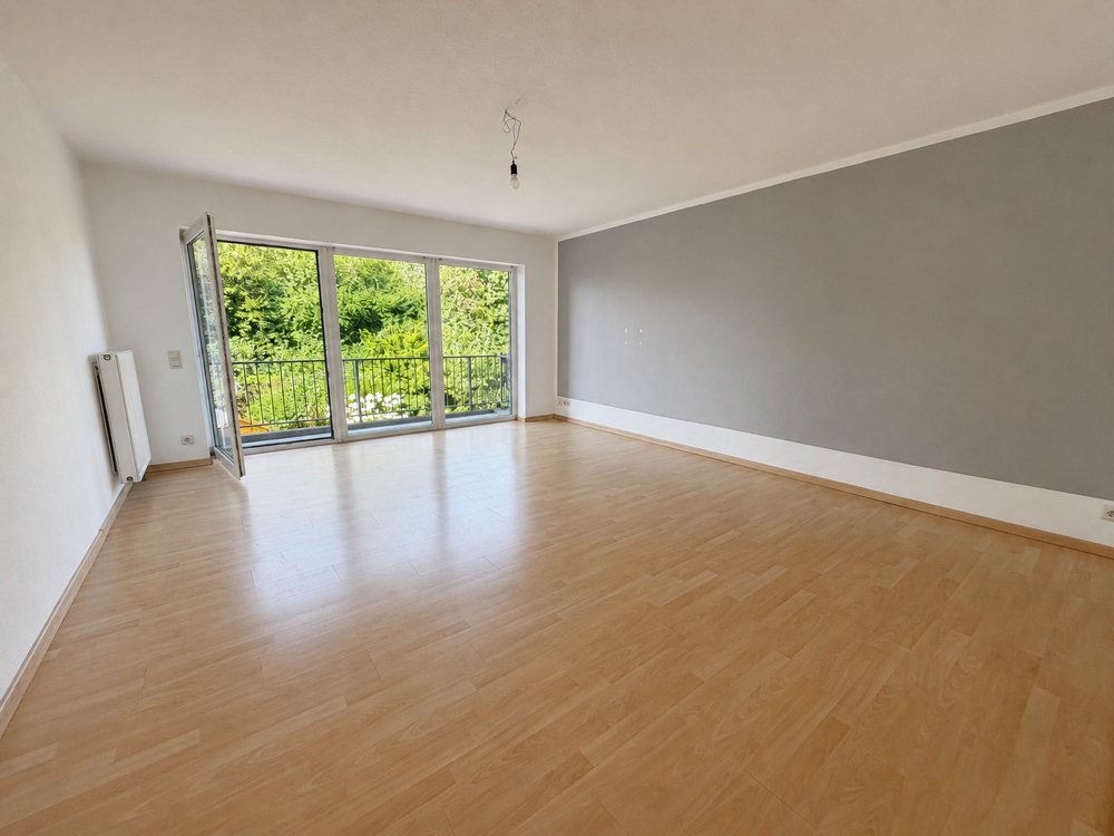 Gepflegte 2-Zimmer-Wohnung in grüner Lage - Wohnzimmer