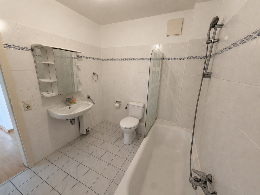Gepflegte 2-Zimmer-Wohnung in grüner Lage - Badezimmer